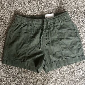 Old Navy women’s linen shorts in olive - Size S